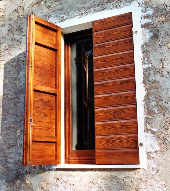 Arredi fiorelli infissi in legno, finestre e serramenti per ... Scuri per finestre in alluminio prezzi