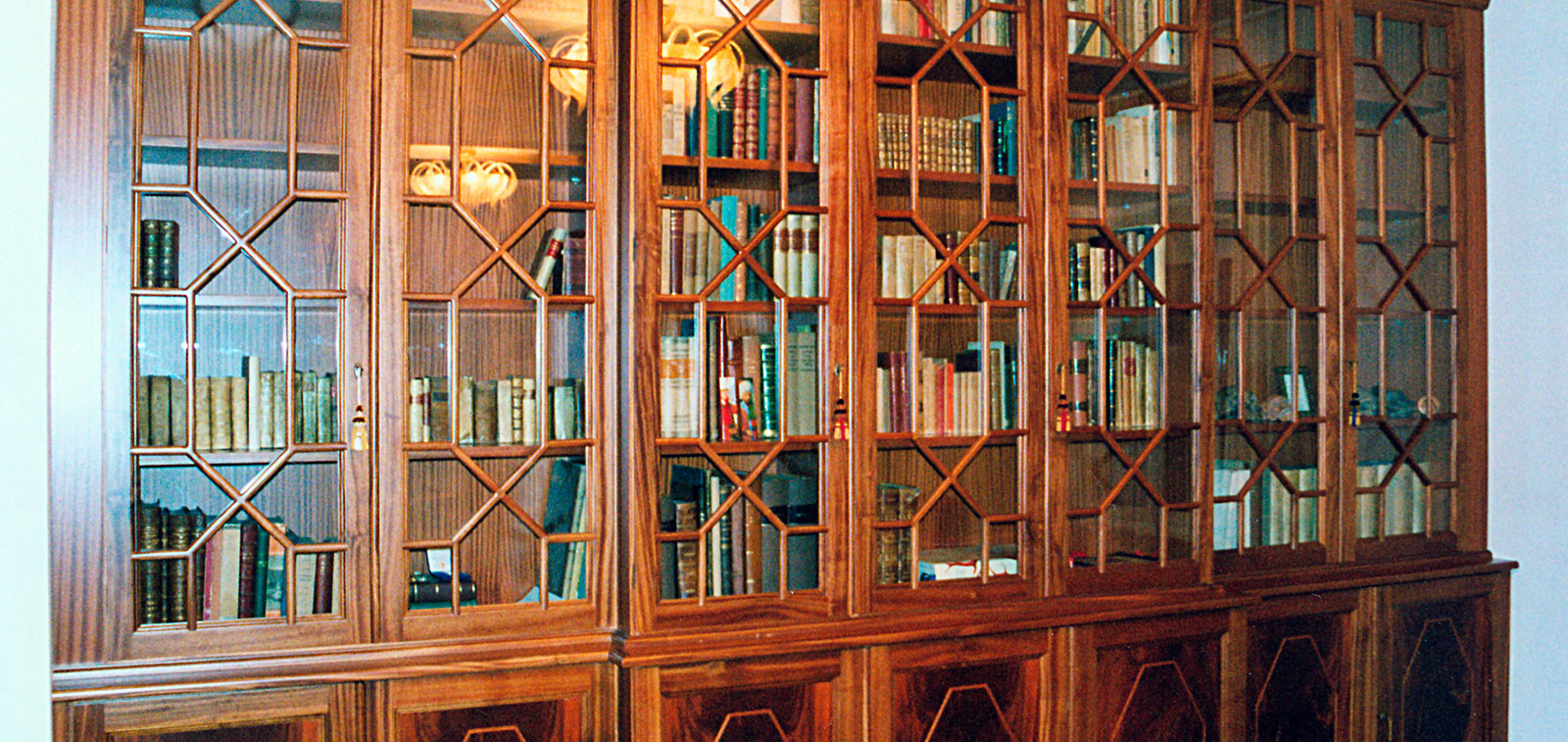 mobili-su-misura-libreria-in-legno